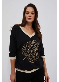 Bluza z dekoltem w serek i nadrukiem czarna ze sklepu Moodo.pl w kategorii Bluzy damskie - zdjęcie 149463540