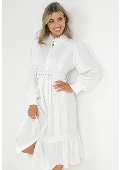 Biała Sukienka Koszulowa z Paskiem I Koronkowymi Wstawkami Nolenne ze sklepu Born2be Odzież w kategorii Sukienki - zdjęcie 149465292