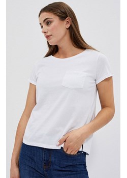 Bawełniany t-shirt z kieszonką w kolorze białym 4050, Kolor biały, Rozmiar XS, Moodo ze sklepu Primodo w kategorii Bluzki damskie - zdjęcie 149491861