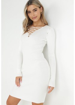 Biała Sukienka z Prążkowanej Dzianiny z Ozdobnym Sznurowaniem Ashara ze sklepu Born2be Odzież w kategorii Sukienki - zdjęcie 149512783