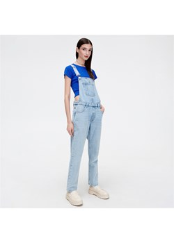 Cropp - Niebieskie jeansowe ogrodniczki - Niebieski ze sklepu Cropp w kategorii Jeansy damskie - zdjęcie 149523110