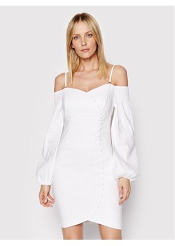 Guess Sukienka codzienna Off-Shoulder W2GK94 WEI90 Biały Regular Fit ze sklepu MODIVO w kategorii Sukienki - zdjęcie 149534902