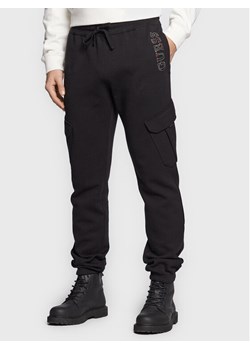 Guess Spodnie dresowe M3RB16 KBDE2 Czarny Regular Fit ze sklepu MODIVO w kategorii Spodnie męskie - zdjęcie 149718201