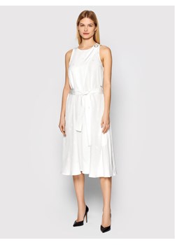 Armani Exchange Sukienka letnia 3LYA39 YNWMZ 1100 Biały Relaxed Fit ze sklepu MODIVO w kategorii Sukienki - zdjęcie 149959302