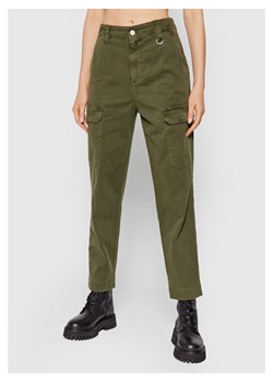 Guess Spodnie materiałowe Hope W1YB0C W5DXS Zielony Regular Fit ze sklepu MODIVO w kategorii Spodnie damskie - zdjęcie 150028101