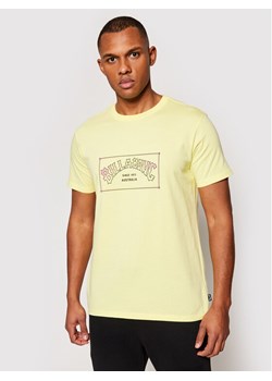 Billabong T-Shirt Arch W1SS07 BIP1 Żółty Regular Fit ze sklepu MODIVO w kategorii T-shirty męskie - zdjęcie 150116970