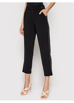 Guess Spodnie materiałowe Eleanor W01B78 WC740 Czarny Relaxed Fit ze sklepu MODIVO w kategorii Spodnie damskie - zdjęcie 150201574