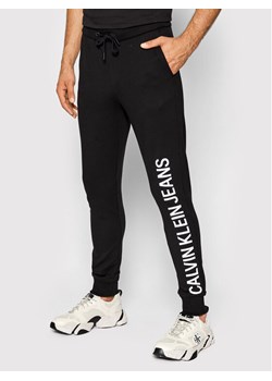 Calvin Klein Jeans Spodnie dresowe Vertical Institutional J30J318597 Czarny Slim Fit ze sklepu MODIVO w kategorii Spodnie męskie - zdjęcie 150504441