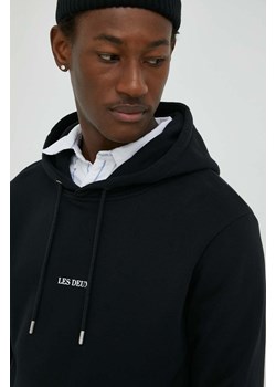 Les Deux bluza bawełniana męska kolor czarny z kapturem z nadrukiem ze sklepu ANSWEAR.com w kategorii Bluzy męskie - zdjęcie 150876492