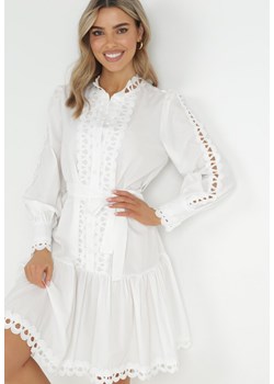 Biała Sukienka Midi ze Stójką Perłowymi Guzikami i Wiązanym Paskiem Fenya ze sklepu Born2be Odzież w kategorii Sukienki - zdjęcie 150881310