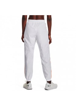 Damskie spodnie treningowe UNDER ARMOUR UA Rush Woven Pant - szare ze sklepu Sportstylestory.com w kategorii Spodnie damskie - zdjęcie 150888652