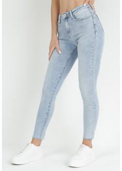 Niebieskie Jeansy Skinny z Postrzępionymi Nogawkami Brena ze sklepu Born2be Odzież w kategorii Jeansy damskie - zdjęcie 151022844