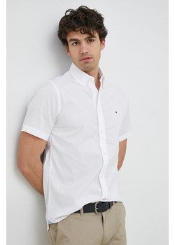 Tommy Hilfiger koszula bawełniana męska kolor biały regular z kołnierzykiem button-down ze sklepu ANSWEAR.com w kategorii Koszule męskie - zdjęcie 151074724
