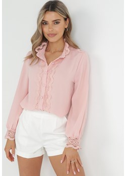Różowa Koszula ze Stójką i Koronkowymi Zdobieniami Kalla ze sklepu Born2be Odzież w kategorii Koszule damskie - zdjęcie 151103701