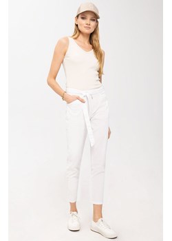 Bawełniane spodnie damskie typu chinosy w kolorze białym R-NINA, Kolor biały, Rozmiar M, Volcano ze sklepu Primodo w kategorii Spodnie damskie - zdjęcie 151114480