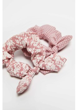 Zestaw dwóch gumek do włosów z deliktatnym wzorem pudrowo-różowy ze sklepu Moodo.pl w kategorii Gumki do włosów - zdjęcie 151334253