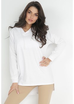 Biała Nierozpinana Bluza z Kapturem i Przedłużonym Tyłem Cynathia ze sklepu Born2be Odzież w kategorii Bluzy damskie - zdjęcie 152028732