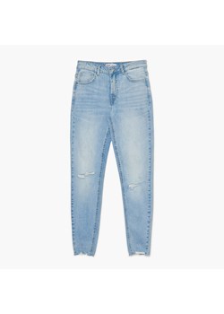 Cropp - Jasne jeansy skinny z dziurami - niebieski ze sklepu Cropp w kategorii Jeansy damskie - zdjęcie 152201510