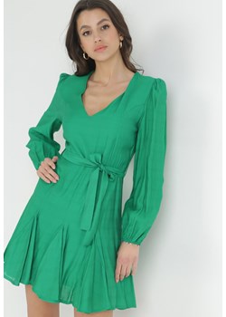 Zielona Sukienka z Trójkątnym Dekoltem i Wiązaniem w Pasie Wesleig ze sklepu Born2be Odzież w kategorii Sukienki - zdjęcie 152281991
