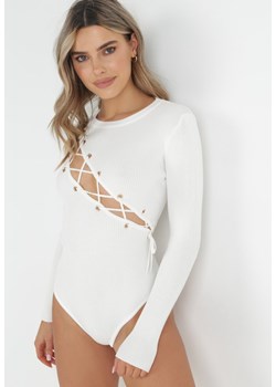 Białe Prążkowane Body z Gorsetowym Wiązaniem Dyllia ze sklepu Born2be Odzież w kategorii Bluzki damskie - zdjęcie 152285140
