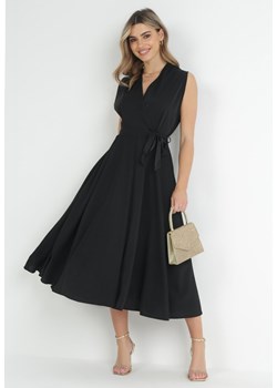 Czarna Sukienka Maxi z Materiałowym Paskiem i Kopertowym Dekoltem Istilla ze sklepu Born2be Odzież w kategorii Sukienki - zdjęcie 152324871