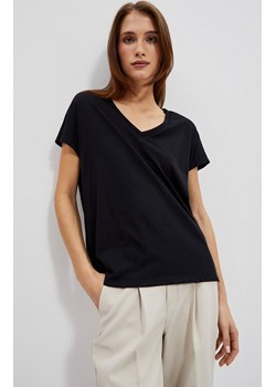 Bawełniany t-shirt damski z dekoltem w serek w kolorze czarnym 4048, Kolor czarny, Rozmiar M, Moodo ze sklepu Primodo w kategorii Bluzki damskie - zdjęcie 152414574