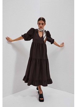 Rozkloszowana sukienka z falbaną ze sklepu Moodo.pl w kategorii Sukienki - zdjęcie 152423090