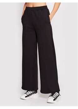 Urban Classics Spodnie dresowe Pin Tuck TB4562 Czarny Relaxed Fit ze sklepu MODIVO w kategorii Spodnie damskie - zdjęcie 152501352