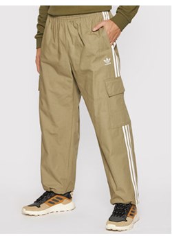 adidas Spodnie dresowe adicolor Classics 3-Stripes H09118 Zielony Relaxed Fit ze sklepu MODIVO w kategorii Spodnie męskie - zdjęcie 152506762