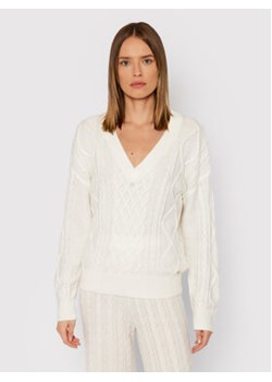 Guess Sweter Slouchy Cable Noemi W1BR50 Z2QA0 Biały Regular Fit ze sklepu MODIVO w kategorii Swetry damskie - zdjęcie 152522972