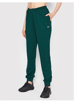 Reebok Spodnie dresowe Classics French Terry HH9745 Zielony Loose Fit ze sklepu MODIVO w kategorii Spodnie damskie - zdjęcie 152539932