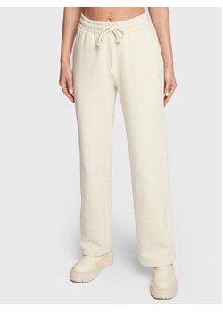 Outhorn Spodnie dresowe TTROF043 Beżowy Relaxed Fit ze sklepu MODIVO w kategorii Spodnie damskie - zdjęcie 152540682