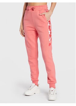 Fila Spodnie dresowe Boltigen FAW0286 Różowy Regular Fit ze sklepu MODIVO w kategorii Spodnie damskie - zdjęcie 152542100