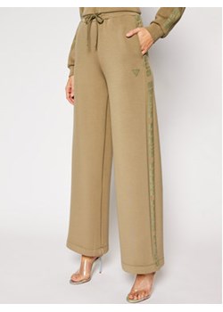 Guess Spodnie materiałowe Scuba O1RA57 K7UW0 Zielony Oversize ze sklepu MODIVO w kategorii Spodnie damskie - zdjęcie 152557654