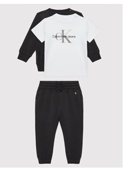 Calvin Klein Jeans Komplet t-shirt, bluza i spodnie Monogram Starter IN0IN00011 Czarny Regular Fit ze sklepu MODIVO w kategorii Odzież dla niemowląt - zdjęcie 152579042