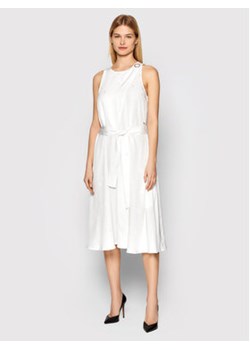 Armani Exchange Sukienka letnia 3LYA39 YNWMZ 1100 Biały Relaxed Fit ze sklepu MODIVO w kategorii Sukienki - zdjęcie 152580290