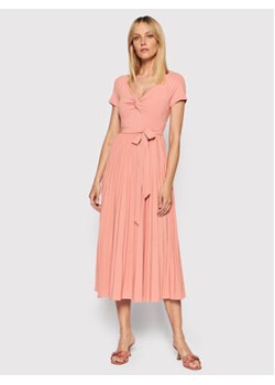 Guess Sukienka codzienna Erynn WBGK86 WE6D1 Różowy Regular Fit ze sklepu MODIVO w kategorii Sukienki - zdjęcie 152583771