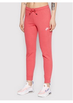 Nike Spodnie dresowe Essential BV4099 Różowy Slim Fit ze sklepu MODIVO w kategorii Spodnie damskie - zdjęcie 152587901