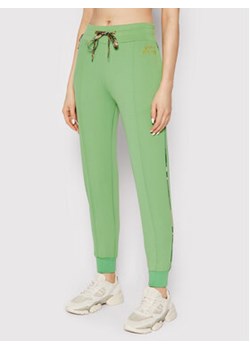 Femi Stories Spodnie dresowe Fancy Zielony Relaxed Fit ze sklepu MODIVO w kategorii Spodnie damskie - zdjęcie 152613570