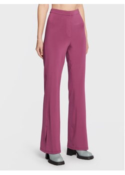 Remain Spodnie materiałowe Pants Shiny Slinky RM1776 Fioletowy Regular Fit ze sklepu MODIVO w kategorii Spodnie damskie - zdjęcie 152626014
