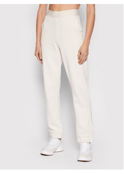 JOOP! Spodnie dresowe JW221JE104 30030146 Biały Regular Fit ze sklepu MODIVO w kategorii Spodnie damskie - zdjęcie 152635934