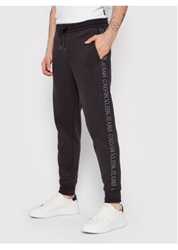 Calvin Klein Jeans Spodnie dresowe J30J318595 Czarny Regular Fit ze sklepu MODIVO w kategorii Spodnie męskie - zdjęcie 152637331