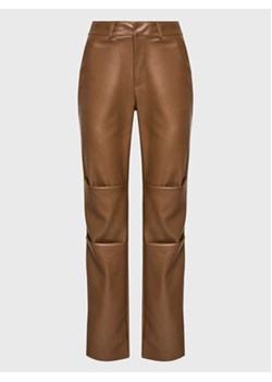 NA-KD Spodnie z imitacji skóry 1018-009353-1408-581 Brązowy Regular Fit ze sklepu MODIVO w kategorii Spodnie damskie - zdjęcie 152638604