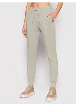 Guess Spodnie dresowe V2RB02 KAMN2 Beżowy Regular Fit ze sklepu MODIVO w kategorii Spodnie damskie - zdjęcie 152645941