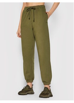 Levi's® Spodnie dresowe A0887-0005 Zielony Regular Fit ze sklepu MODIVO w kategorii Spodnie damskie - zdjęcie 152660444