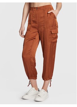 DKNY Spodnie materiałowe P2EKSA2W Brązowy Regular Fit ze sklepu MODIVO w kategorii Spodnie damskie - zdjęcie 152662360