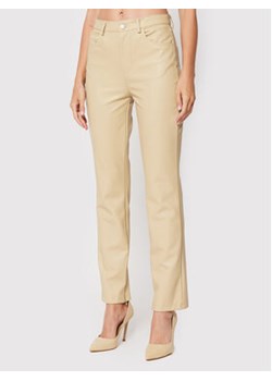 Guess Spodnie z imitacji skóry Caroline W2YB13 WERD0 Beżowy Skinny Fit ze sklepu MODIVO w kategorii Spodnie damskie - zdjęcie 152669630