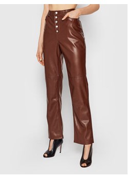NA-KD Spodnie z imitacji skóry Button Closure 1018-007366-0212-581 Bordowy Regular Fit ze sklepu MODIVO w kategorii Spodnie damskie - zdjęcie 152677014