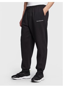 Calvin Klein Jeans Spodnie dresowe J30J322925 Czarny Relaxed Fit ze sklepu MODIVO w kategorii Spodnie męskie - zdjęcie 152680672