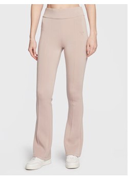 Guess Spodnie dresowe V3RB16 K7UW2 Różowy Regular Fit ze sklepu MODIVO w kategorii Spodnie damskie - zdjęcie 152682523